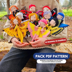 Puede incluir: Una colección de diez muñecas de ganchillo hechas a mano, cada una con alas de mariposa y peinados únicos. Las muñecas son de varios colores, incluyendo amarillo, rosa y azul. La imagen incluye el texto "10 DESIGNS/10 DISEÑOS!" y "PACK PDF PATTERN". Las muñecas son parte de la "WINGED CHILDREN COLLECTION/COLECCIÓN NIÑOS ALADOS".