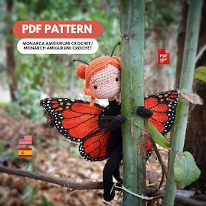 Può includere: Bambola amigurumi a farfalla Monarca all'uncinetto, con ali arancioni e nere, capelli rossi e corpo nero. La bambola si aggrappa a un ramo d'albero. Il testo sull'immagine recita "PDF PATTERN" e "MONARCA AMIGURUMI CROCHET / MONARCH AMIGURUMI CROCHET."