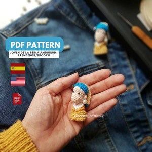Puede incluir: Patrón de amigurumi de crochet para una Chica con un Pendiente de Perla. El patrón está disponible en formato PDF e incluye instrucciones en español e inglés. La imagen muestra una figura de crochet de la chica con un pendiente de perla, con un vestido amarillo y un pañuelo azul.