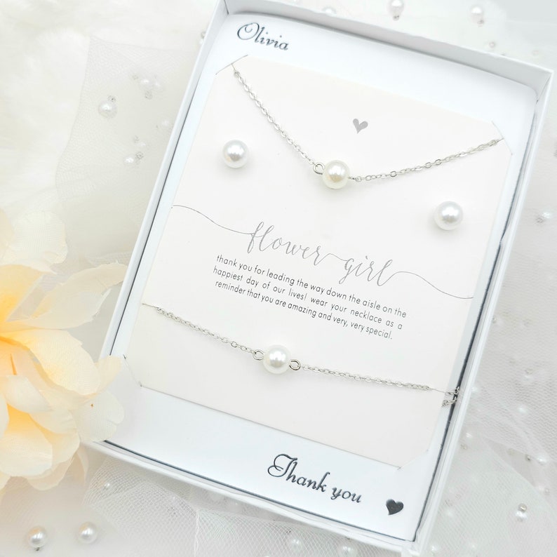 Blumen-Mädchen Perlenkette & Ohrring, Armband-Set. Blumenmädchen Perlenkette Ohrring, Armband Set. Blumen-Mädchen Perlen-Bolzen-Ohrring. Bild 1