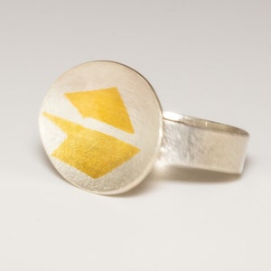 Ring in sterling silver with oval top overlaid with 24ct gold Keum-boo detail