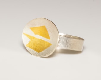 Ring in sterling silver with oval top overlaid with 24ct gold Keum-boo detail