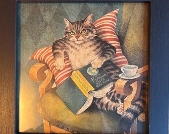 Afdruk van een gestreepte kat die een boek leest