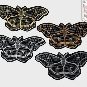 Può includere: Quattro toppe ricamate da stirare con un motivo di falena con un motivo a stella. Le falene sono di colore nero, bianco, oro e marrone.