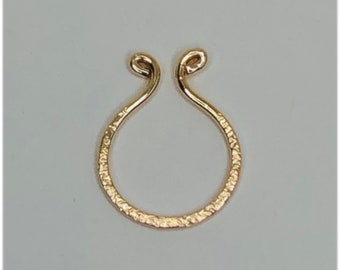 Gefälschter Septum-Ring, 14 Karat Gold gefüllt, schimmernder, strukturierter, zierlicher Septum-Schmuck