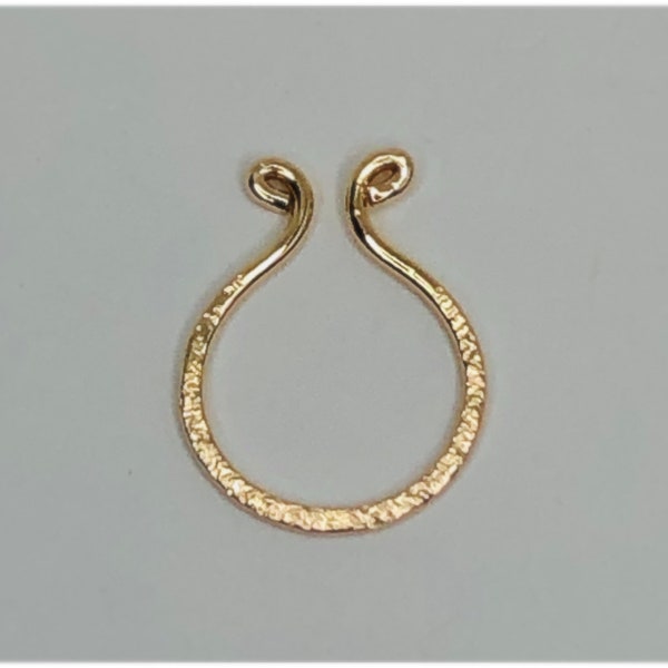 Gefälschter Septum-Ring, 14 Karat Gold gefüllt, schimmernder, strukturierter, zierlicher Septum-Schmuck