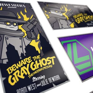 K&ouml;nnte beinhalten: Ein Vintage-Filmplakat f&uuml;r den Film "Beware the Gray Ghost" mit Adam West und Julie Newmar. Das Plakat zeigt eine Cartoon-Illustration eines Mannes in einem grauen Mantel und Hut, der eine Waffe h&auml;lt, mit Flammen hinter ihm.