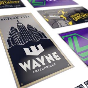 K&ouml;nnte beinhalten: Ein silberner und schwarzer Aufkleber mit einer Skyline und dem Text "Building a Greater Gotham City" und "Wayne Enterprises".
