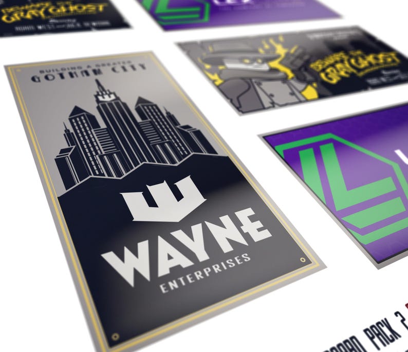 K&ouml;nnte beinhalten: Ein silberner und schwarzer Aufkleber mit einer Skyline und dem Text "Building a Greater Gotham City" und "Wayne Enterprises".