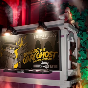 K&ouml;nnte beinhalten: Ein Vintage-Filmplakat, das f&uuml;r "Beware the Gray Ghost" mit Adam West und Julie Newmar wirbt. Das Plakat wird von zwei Scheinwerfern beleuchtet und zeigt ein Cartoon-Bild eines Mannes in einem grauen Mantel und einer Schutzbrille, der eine Waffe h&auml;lt.