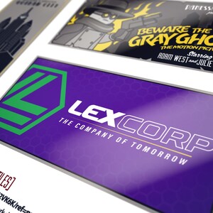 K&ouml;nnte beinhalten: Ein lila und wei&szlig;es Logo mit dem Text "LEXCORP" und dem Slogan "THE COMPANY OF TOMORROW". Das Logo ist von einem sechseckigen Muster umgeben.