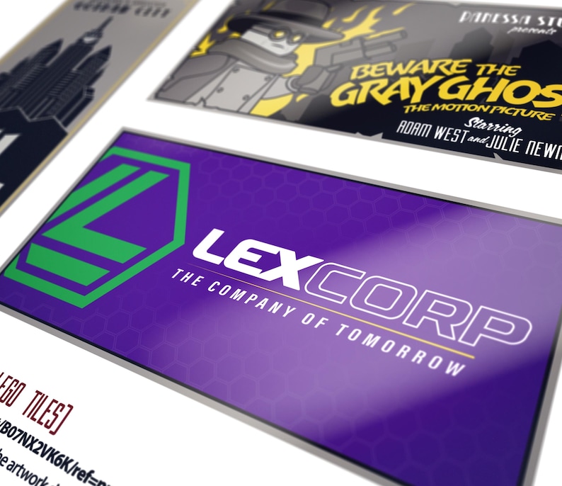 K&ouml;nnte beinhalten: Ein lila und wei&szlig;es Logo mit dem Text "LEXCORP" und dem Slogan "THE COMPANY OF TOMORROW". Das Logo ist von einem sechseckigen Muster umgeben.