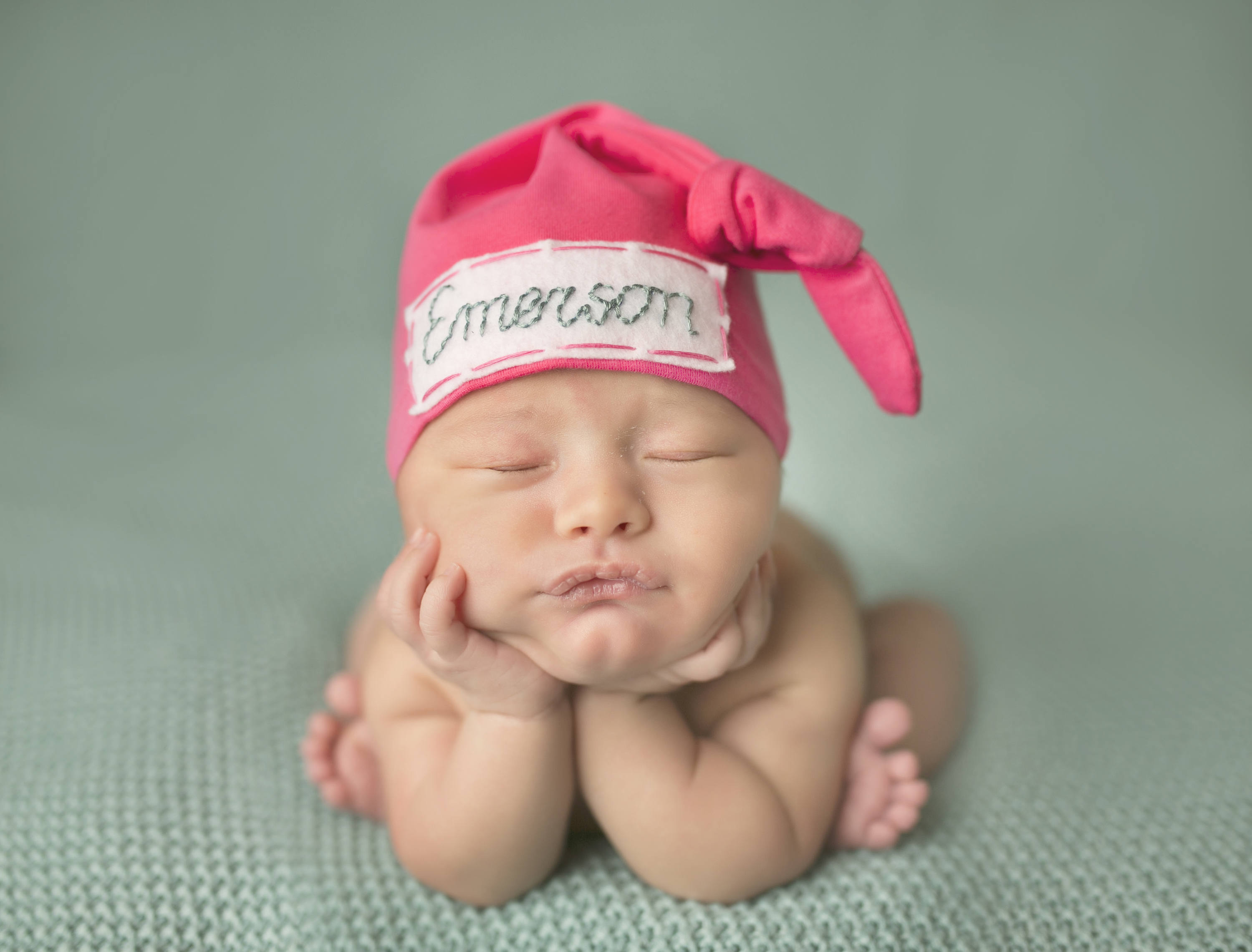 Синдром фетровой шляпы новорожденных. Фото младенцев со шляпой. Синдромом фетровой шляпы у новорожденных фото. Children Pull names from a hat. Хат бейби