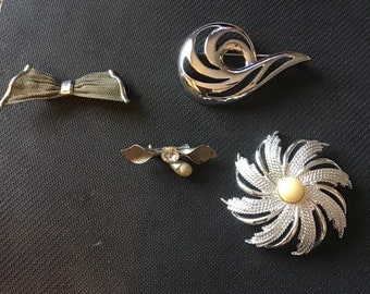 Bundle of 4 silver tone brooches