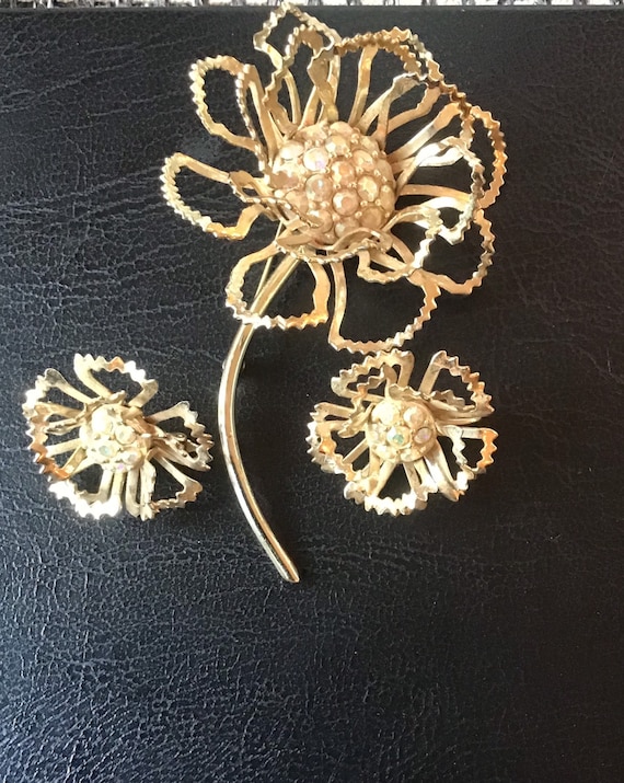 Sarah Coventry flower brooch