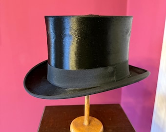 Chapeau haut-de-forme en soie noire, style victorien/édouardien, années 1900/1910, pointure 58 (EU) / 7 1/8 (UK) / 7 1/4 (US)