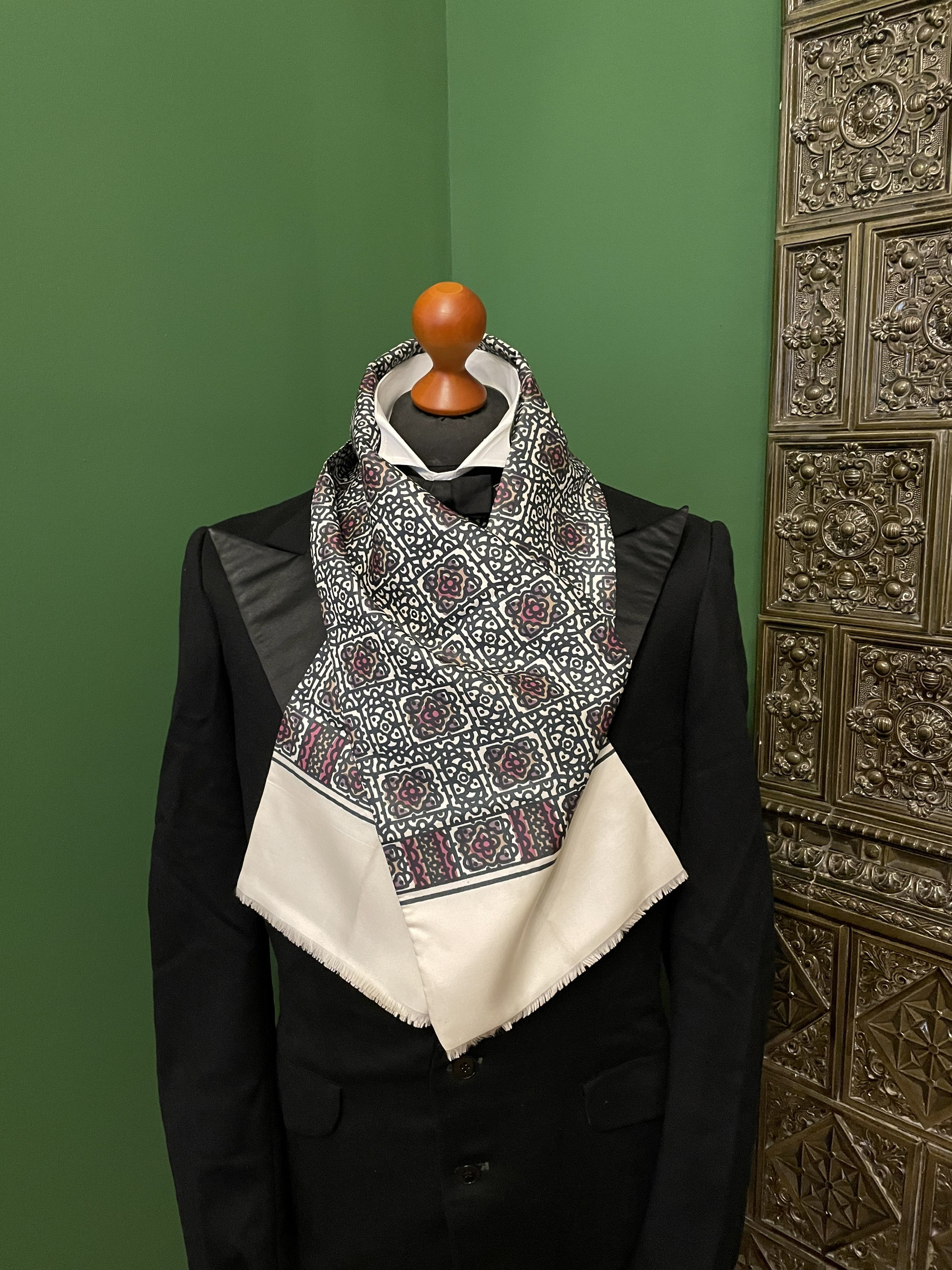 Victorian Neck Bandanas Leather Scarf In Black – Victoria Beckham Int