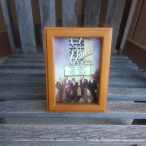 Vintage The Rat Pack Las Vegas Post Card Art di fronte al Sands Casino Hotel Free Standing Framed Size 5"x7" Anno 1987