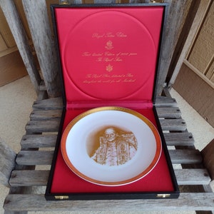 The Royal Papal Pope Paul VI Porcelain Plate w/ Case Artist Charles Carolyne Limited Edition Numbered 4442/5000 Year 1971 Made in Germany