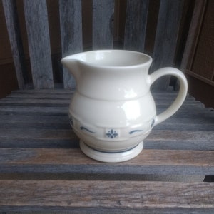 Vintage Longaberger Pottery Pitcher Patroon Geweven Tradities Kunstenaar JR Kunstenaar Ondertekend Volume 32oz Jaar 1990 Made in Roseville Ohio USA