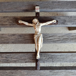 Pasquini Italian Resin Crucifix Retro Vintage Religious Wall Hanging Decor Hand Painted Made in Italy