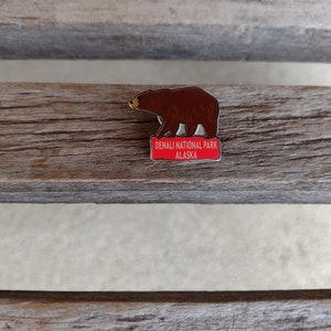 Denali National Park Souvenir Pin Retro Vintage Alaska Bear Accessory Enamel over Metal