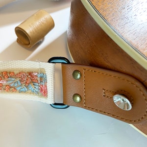 Promotional item NuovoDesign Deluxe collection 'Pizzo' fine detailsEmbroiderry ukulele strap, end pin included, vegan leather image 9