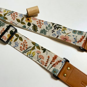 NuovoDesign 'Dancing Flowers' in natural linen cotton Guitar strap, vegan leather