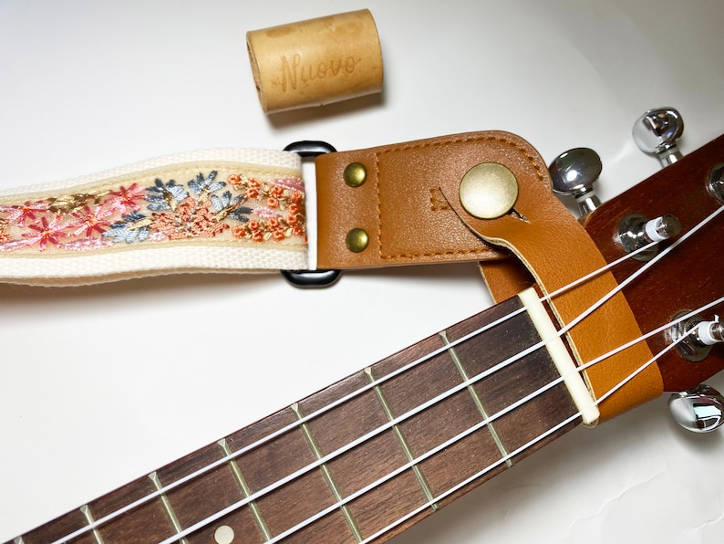 Promotional item NuovoDesign Deluxe collection 'Pizzo' fine detailsEmbroiderry ukulele strap, end pin included, vegan leather image 7
