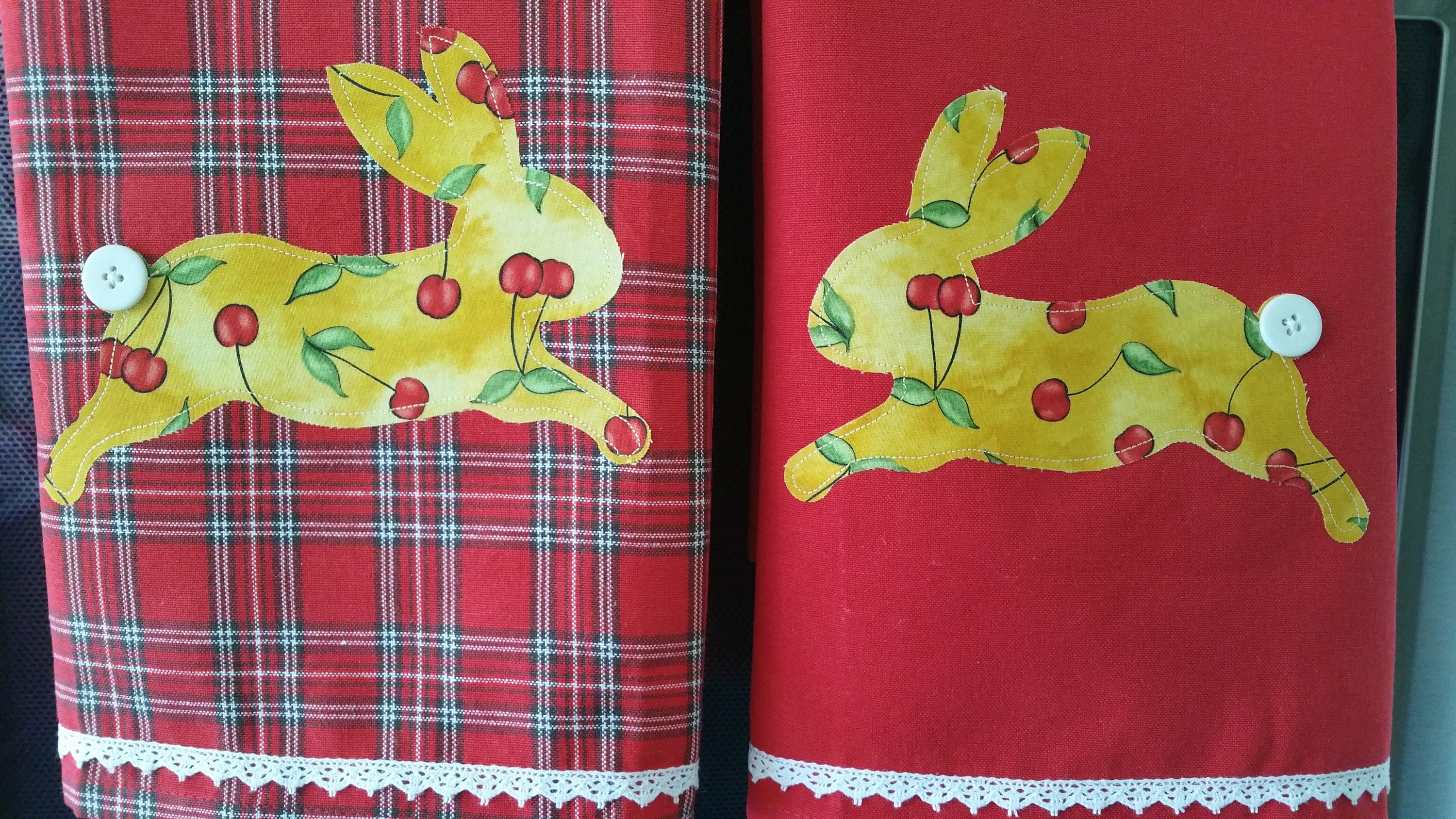 Paño de cocina con diseño de conejito, cerezas rojas