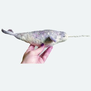 Escultura de narval de fieltro de aguja