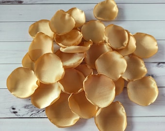 Gold Satin Rosenblätter: Handgeschnittenes Hochzeitskonfetti aus Seide