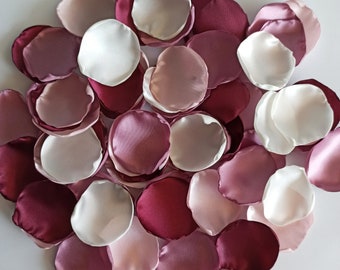 Pétalos de rosa de satén burdeos malva: confeti de boda