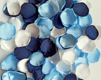 Pétalos de rosa de satén azul marino, azul claro y blanco: Decoración de bodas