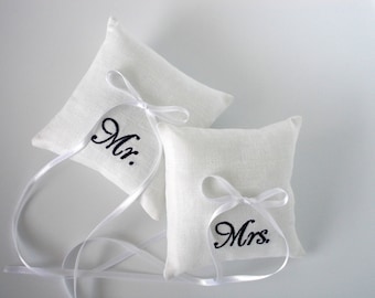 Almohada de anillo de boda de lino pequeño de 4" x 4", conjunto de 2 diseño de Mr y Mrs bordado, almohada de lino portador de anillo mini almohada de anillo, boda de cojín