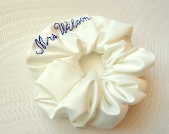 Personalized Hand Embroidered Scrunchie Hair Tie Custom Name Wedding Bride Hair Accessory Ponytail Scrunchie Ivory Bridesmaid Proposal Gift