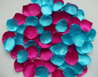 Puede incluir: Un montón de pétalos de rosa de seda de color turquesa y fucsia. Los pétalos están dispuestos de forma aleatoria y son perfectos para la decoración de bodas u otros eventos especiales.