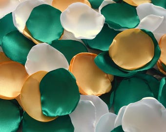 Smaragdgroene satijnen rozenblaadjes: bruiloftstafel en bloemenmeisjesdecoratie