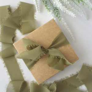 Cinta de gasa con borde deshilachado, color oliva oscuro, de 3,8 cm (1,5"), hecha a mano, para ramos de novia, invitaciones, bodas o envoltura de regalos.