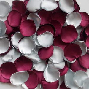 Satin-Rosenblätter in Burgund: Handgeschnittenes Hochzeitskonfetti