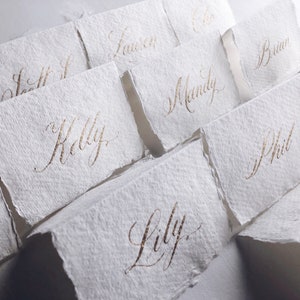 Cartões de nome de caligrafia clássica em forma de tenda / cartões de lugar em forma de tenda em papel feito à mão / preto, dourado, ouro rosa, prata