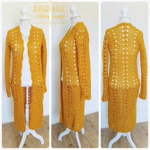 Op de afbeelding: Mosterdgele open gebreide vest met lange mouwen en twee voorzakken. Het vest wordt getoond op een witte mannequin. De tekst "ANNAH HAAKT Celebrity Cardigan" is zichtbaar in de linkerbovenhoek.