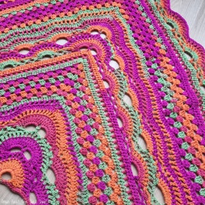 US & NL Crochet Pattern Virus Twist Shawl by Annah Haakt