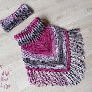 Op de afbeelding: Een roze, grijs en witte gehaakte cowl met franjes en een bijpassend grijs hoofdband. De cowl en het hoofdband zijn handgemaakt en hebben een bohemian hippie stijl. De tekst "ANNAH HAAKT Bohemian Hippie HEADBAND & COWL" is zichtbaar in de afbeelding.