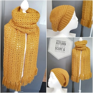 Op de afbeelding: Een mosterdgele gebreide sjaal en bijpassende slouchy beanie. De sjaal heeft lange franjes. De tekst "ANNAH HAAKT AUTUMN BLISS SCARF & SLOUCH" staat op een witte zeshoek.