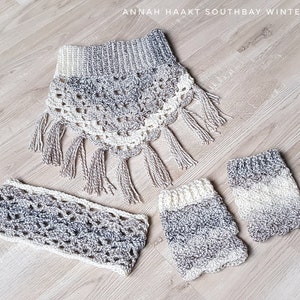 Op de afbeelding: Een gehaakte winterset in beige en grijze tinten, inclusief een sjaal, hoofdband en vingerloze handschoenen.