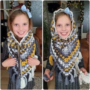 Könnte beinhalten: Ein Kind trägt eine graue, weiße und gelbe Kapuzen-Cowl mit Quasten. Die Cowl ist gehäkelt und hat ein Granny-Square-Muster. Der Text "KIDS Granny Hooded Cowl" ist im Bild sichtbar.