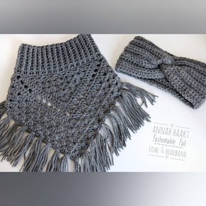 Op de afbeelding: Grijze gehaakte sjaal en hoofdband set met franjes. De sjaal is driehoekig met een geribbelde bovenkant. De hoofdband is in een gedraaide stijl. De tekst op de afbeelding is "ANNAH HAAKT Fashionable Fall COWL & HEADBAND".