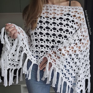 Op de afbeelding: Een set van drie keramische mokken met een gespikkelde, matte afwerking. De mokken zijn in de kleuren crème, lichtgrijs en donkergrijs. Elke mok heeft een eenvoudig, minimalistisch ontwerp en een afgeronde handgreep.