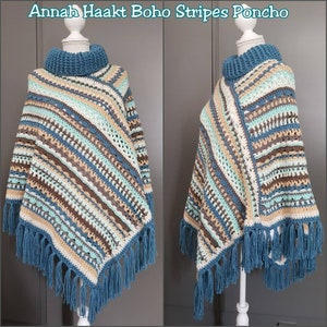Op de afbeelding: Een gebreid poncho met een gestreept patroon in tinten blauw, bruin, beige en wit. De poncho heeft een hoge hals en een franje rand. De poncho wordt getoond op een mannequin.
